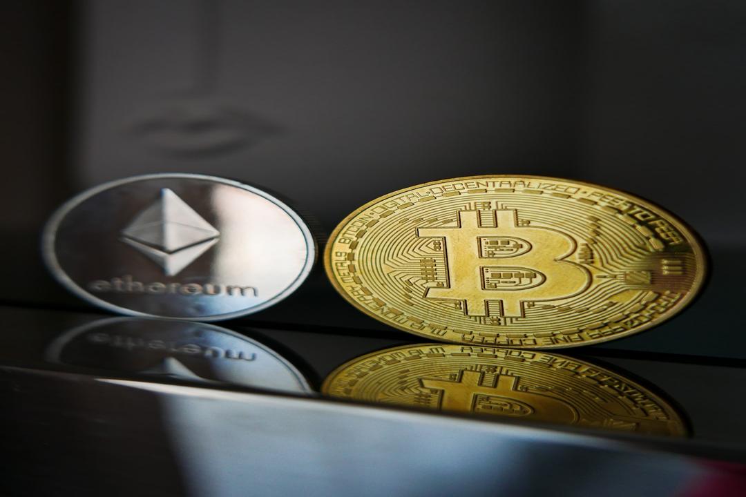 比特币弹回至43000美元，分析师警告美联储即将召开会议可能导致回调